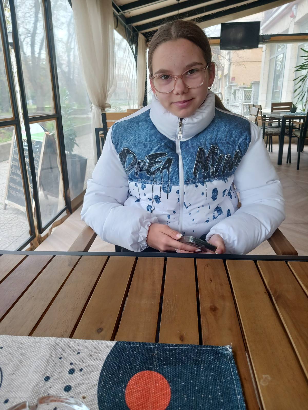 Дария, усмихната, портрет